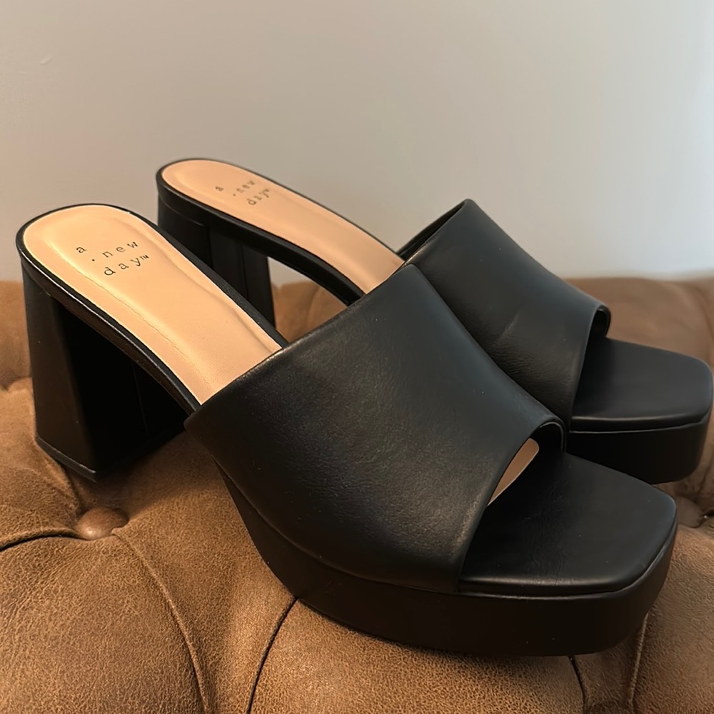 Black platform chunky heels